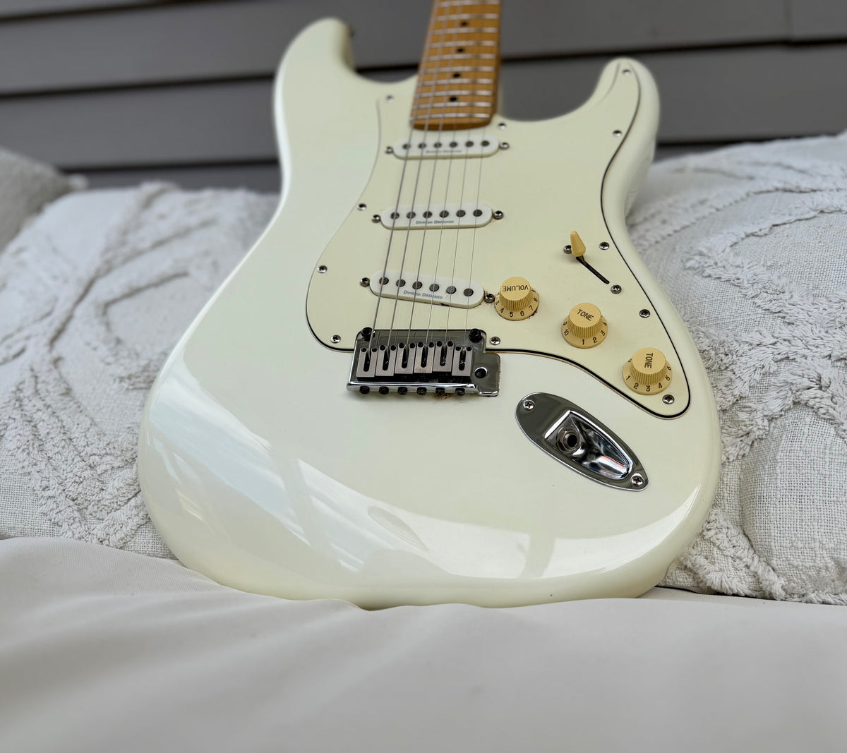 2007 Squier Deluxe Stratocaster - Pearl White Metallic, Duncan Designed Pickups