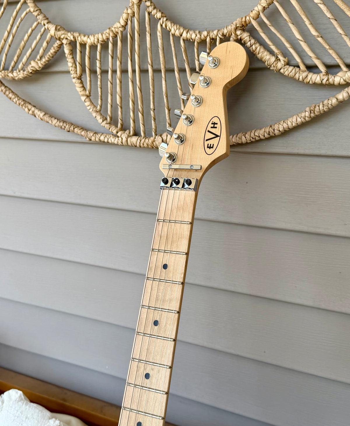 2014 EVH Striped Series Electric Guitar White with Black Stripes—Free Setup!