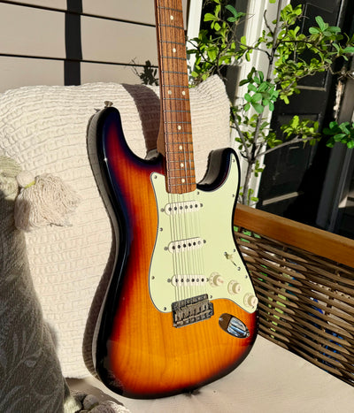 1998 Fender Classic Series '60s Stratocaster Rosewood Fretboard 3TSB, Equipped with Proper Passive