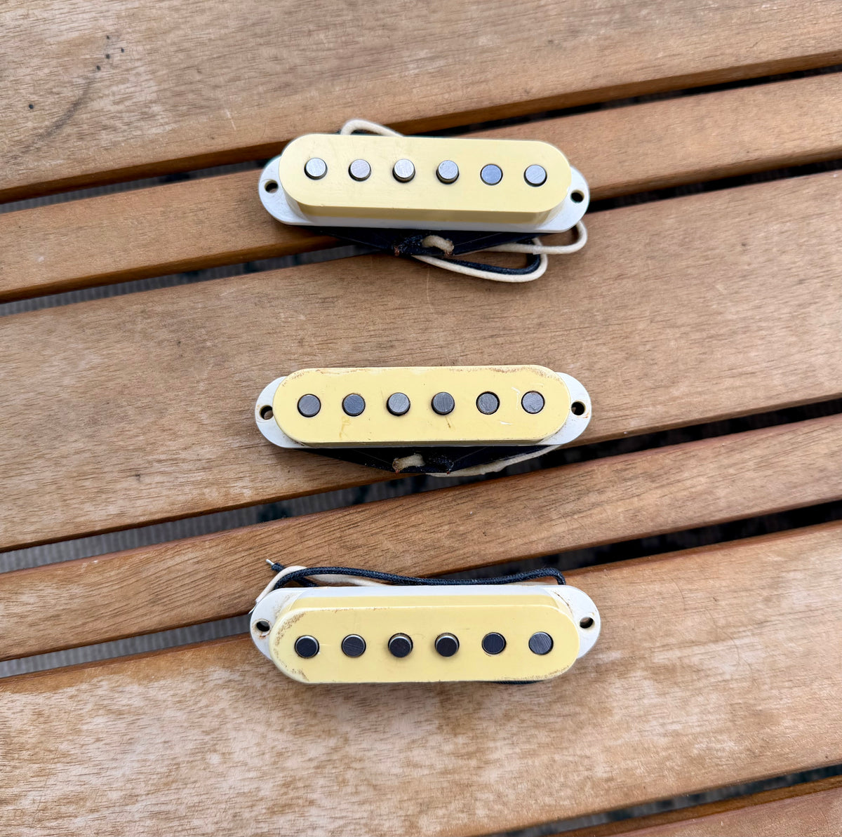 Proper Pickups "Froosh" Handwound Single Coil Stratocaster Pickup Set w/ Treble Bleed & PIO Capacitor—Vintage Pickup Covers