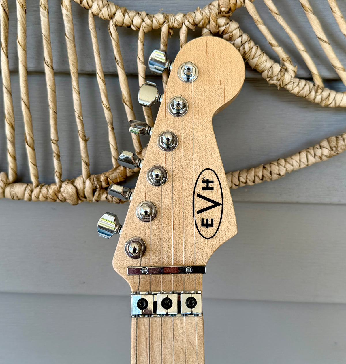 2014 EVH Striped Series Electric Guitar White with Black Stripes—Free Setup!