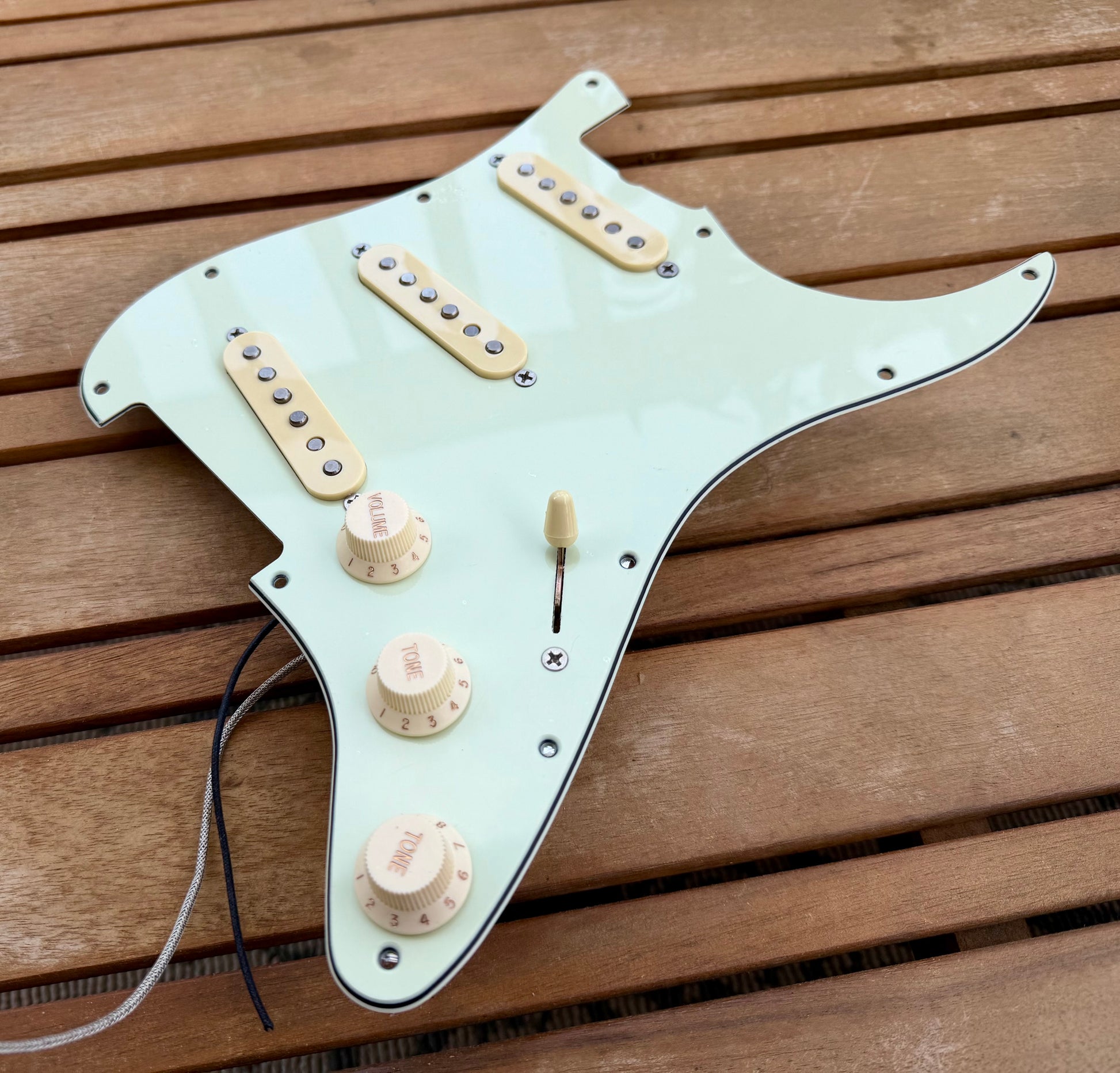 Proper Pickguards '64 Closetcaster Loaded Stratocaster Pickguard Equipped W/ Proper Passive—Mint Green 11-Hole